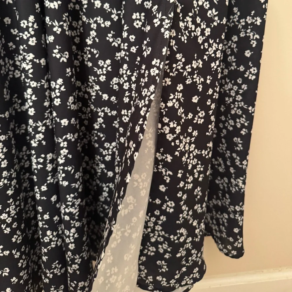 BloomChic Black & White Floral Maxi Dress Women’s US 20 V-Neck Short Sleeve Slit - Picture 9 of 9